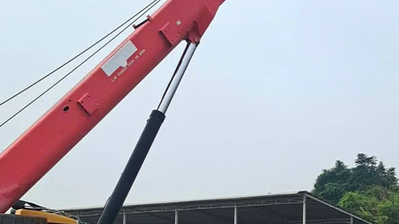 Phá dỡ nhà xưởng – cẩu bánh lốp thi công tại khu công nghiệp Bình Dương.